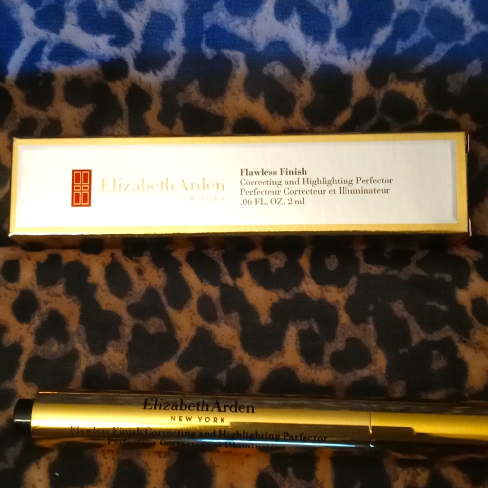 Elizabeth Arden Flawless finish Correcting and Highlighting Perfector